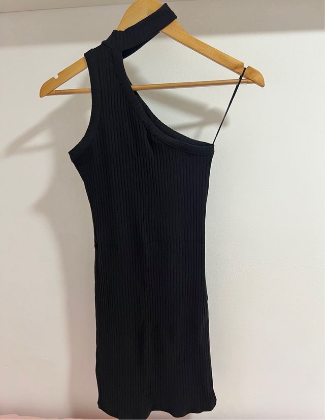 Vestido negro Stradivarius