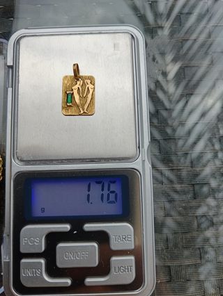 Colgante tallado en oro 18k y esmeralda original