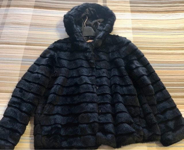 Pelliccia sintetica con cappuccio