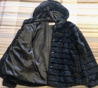 Pelliccia sintetica con cappuccio