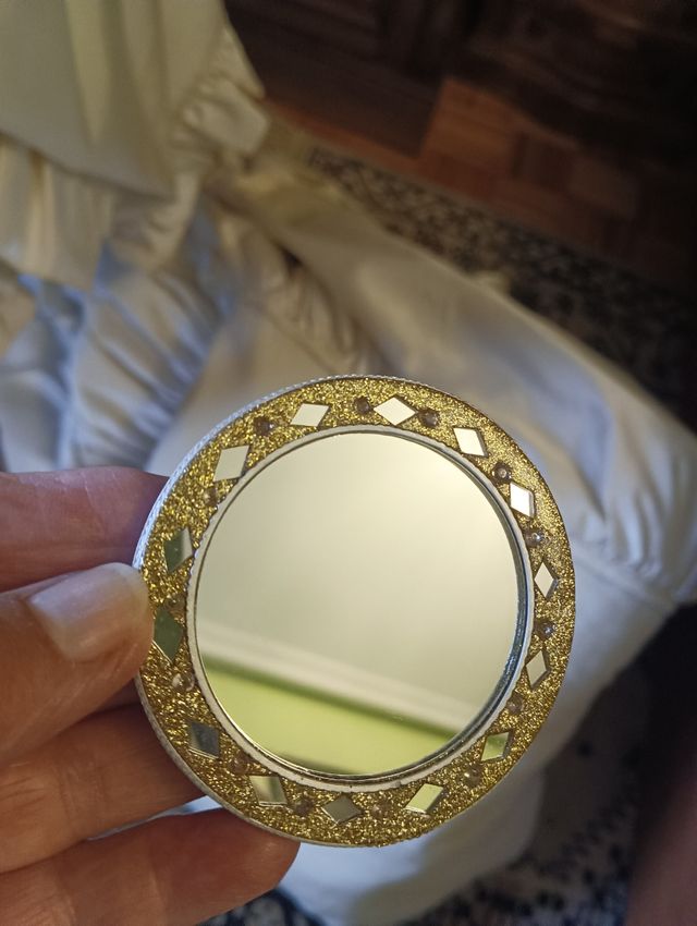 Elegante espejo de bolsillo dorado