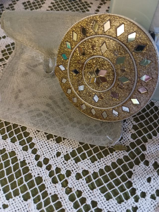 Elegante espejo de bolsillo dorado