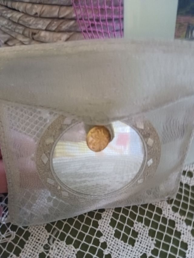 Elegante espejo de bolsillo dorado