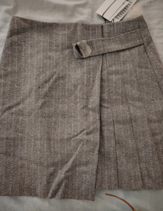 Falda corta de lana marrón