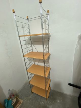 Estantería de madera y metal