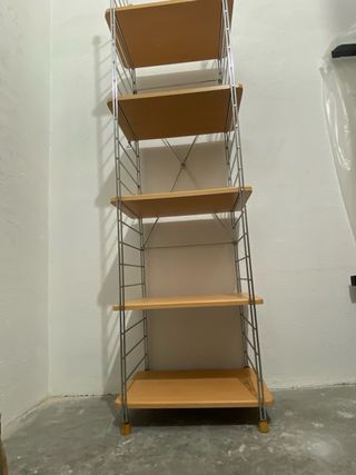 Estantería de madera y metal