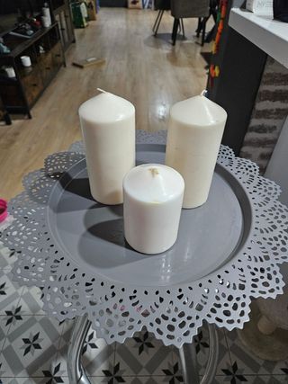 Centro de mesa gris con 3 velas blancas de Ikea