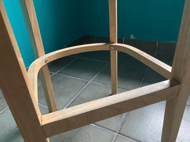 Taburete alto con reposabrazos