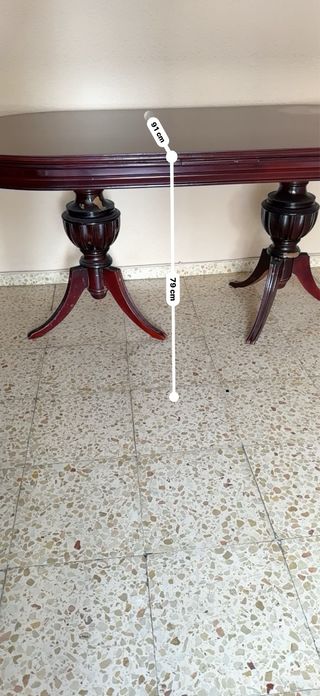 Mesa de salón clásica de madera color caoba