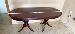 Mesa de salón clásica de madera color caoba