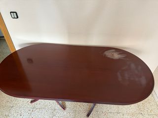 Mesa de salón clásica de madera color caoba