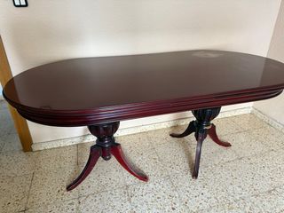 Mesa de salón clásica de madera color caoba