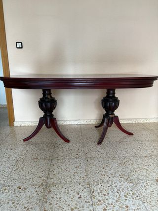 Mesa de salón clásica de madera color caoba
