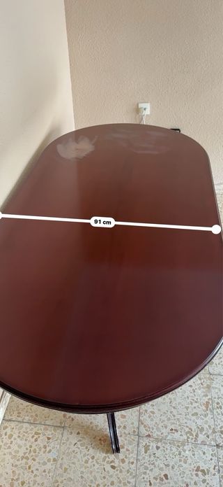 Mesa de salón clásica de madera color caoba