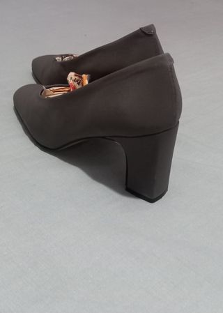 Zapatos de tacón grises para mujer