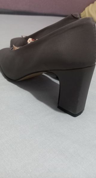 Zapatos de tacón grises para mujer