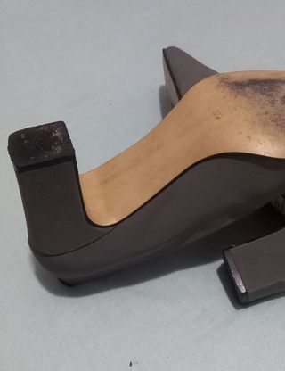 Zapatos de tacón grises para mujer