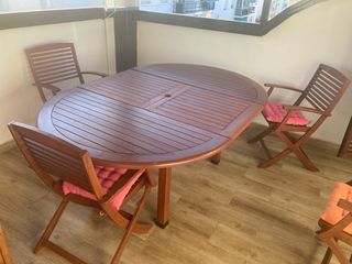 Mesa redonda y 6 sillas de madera