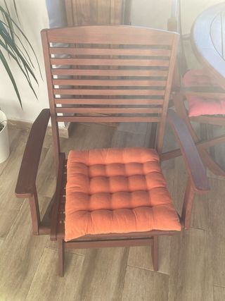 Mesa redonda y 6 sillas de madera