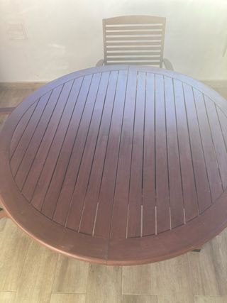 Mesa redonda y 6 sillas de madera