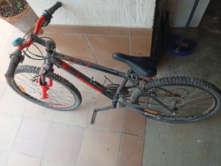 Bicicleta Rockrider Negra y Roja