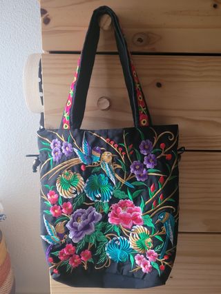 Bolso negro bordado con flores y pájaros