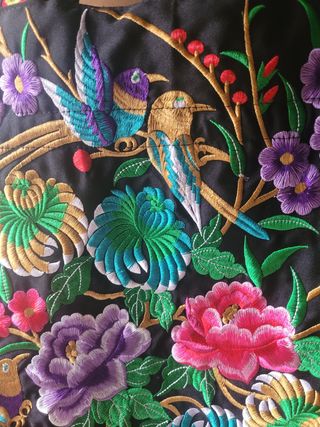 Bolso negro bordado con flores y pájaros