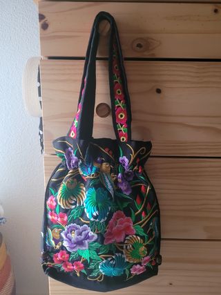 Bolso negro bordado con flores y pájaros