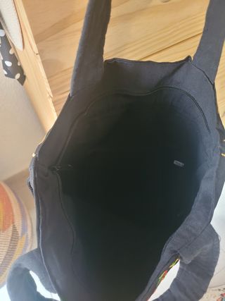 Bolso negro bordado con flores y pájaros