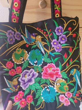 Bolso negro bordado con flores y pájaros