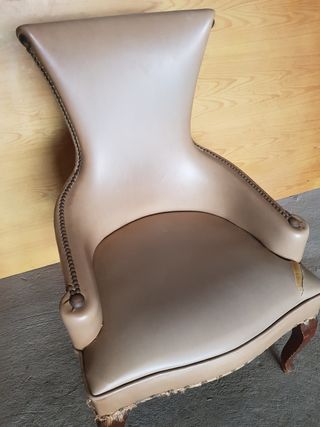 Butaca antigua de cuero beige