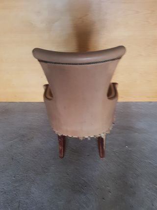 Butaca antigua de cuero beige
