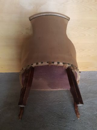 Butaca antigua de cuero beige