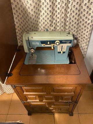 Máquina de coser Alfa con mueble