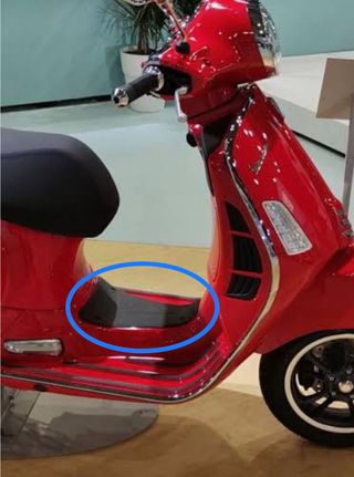 Cubierta compartimento batería Vespa GTS. Original
