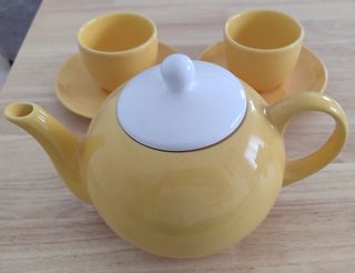 Juego de tetera y tazas de cerámica
