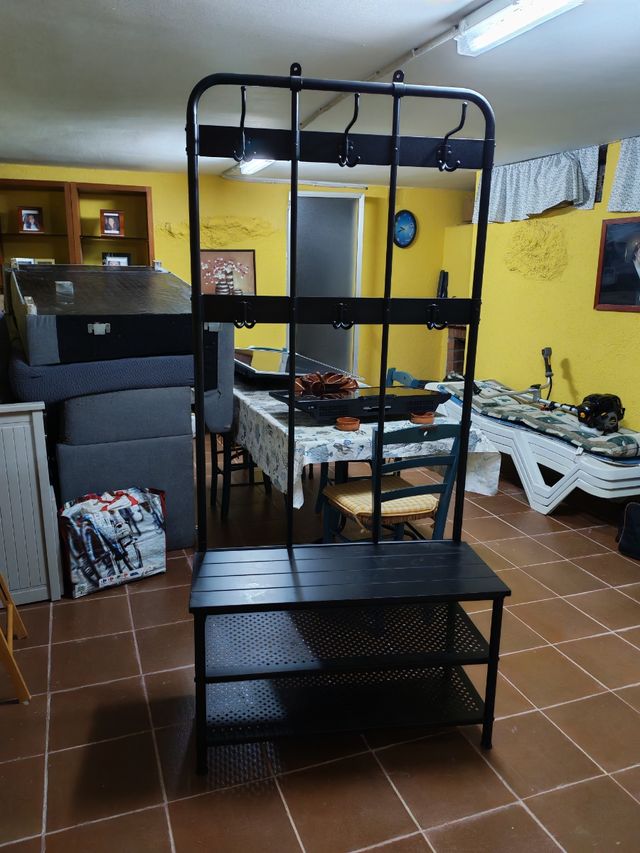 Perchero de metal negro