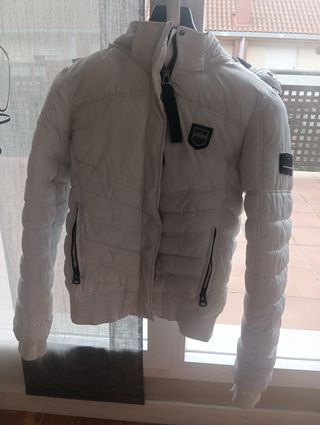 Cazadora de plumas blanca