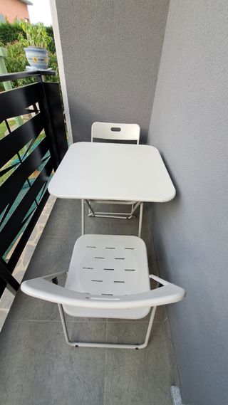 Tavolino misura cm.60X60 completo di due sedie