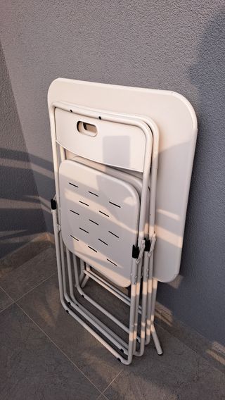 Tavolino misura cm.60X60 completo di due sedie