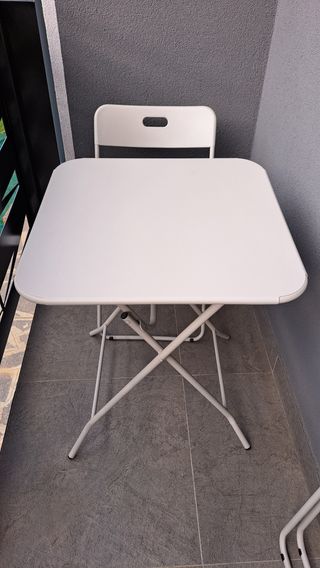 Tavolino misura cm.60X60 completo di due sedie