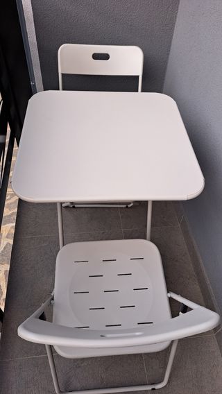 Tavolino misura cm.60X60 completo di due sedie