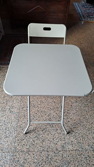 Tavolino misura cm.60X60 completo di due sedie
