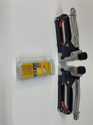 2 Grapadoras y Caja de Grapas para tapicería