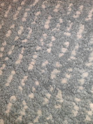 Alfombra azul y blanca