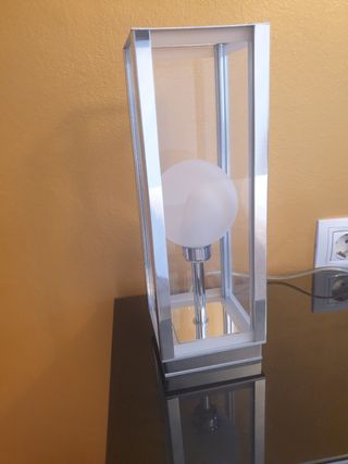 Lámpara de mesa.