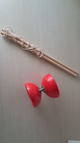 Diábolo rojo con palos