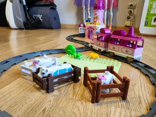 Tren de juguete con figuras