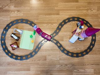 Tren de juguete con figuras