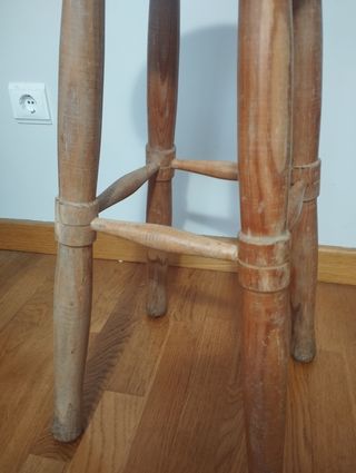Taburete alto de madera